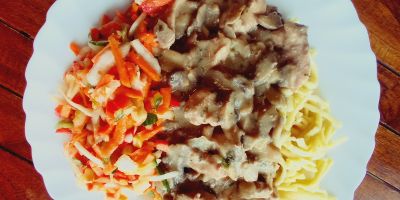 Geschnetzeltes mit Sptzle und Salat