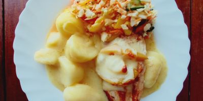 Hhnchenbrustfilet mit Pfirsich und Kse berbacken Sauce Hollandaise Kartoffeln Salat