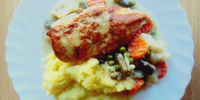 Hhnenbrustfilet mit Sommergemse und Stampfkartoffeln