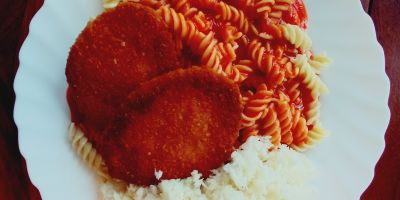 Jgerschnitzel mit Tomatensoe und Nudeln