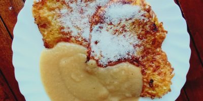 Kartoffelpuffer mit Apfelmus und Zucker