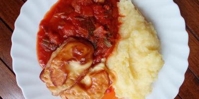 Kasslerlachse Hawaii mit Tomaten-Lauch-Gemse und Stampfkartoffeln