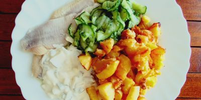 Matjes Nordische Art mit Hausfrauensoe Bratkartoffeln und Gurkensalat