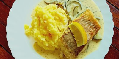 Seelachsfilet auf Gurken-Dill-Gemse dazu Stampfkartoffeln