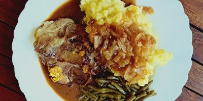 Senfbraten mit Kartoffelstampf geschmorten Zwiebeln und Speckbohnen