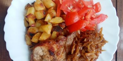 Thringer Rostbrdl mit Bratkartoffeln und Tomatensalat